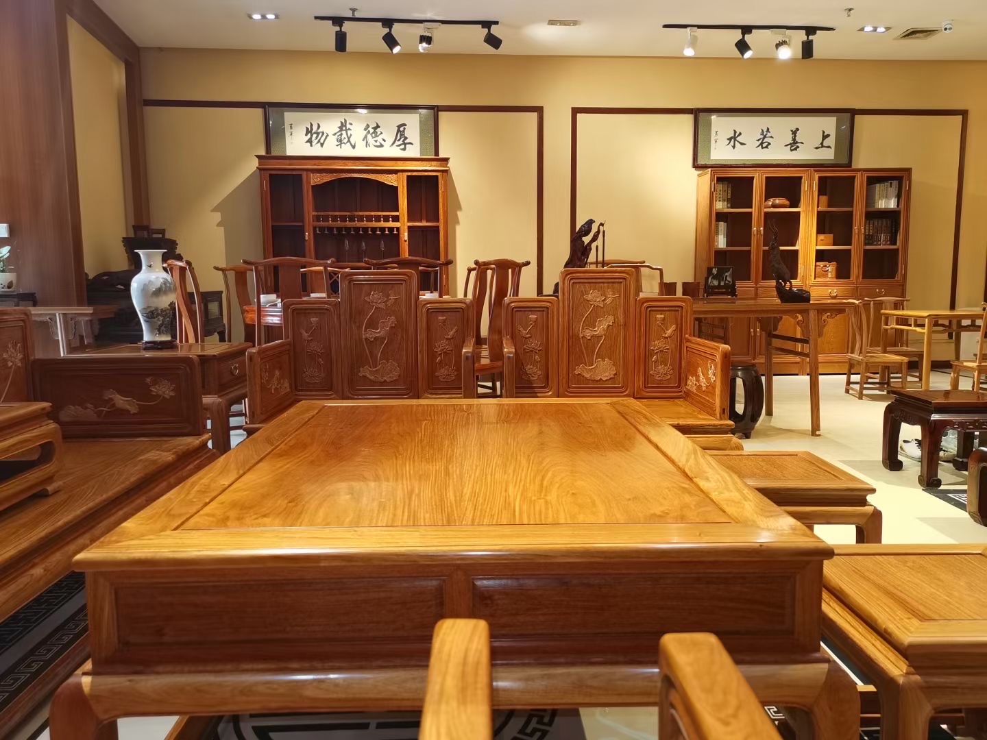 科普展现:沙发五行属什么（沙发的寓意）